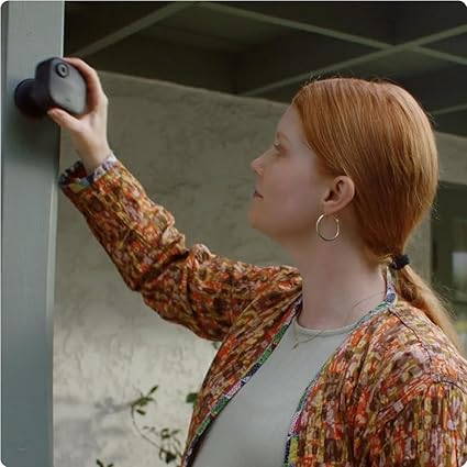 O Blink Outdoor 4 é uma câmara de segurança HD 1080p sem fios alimentada por bateria que ajuda a monitorar de dia e de noite graças a sua visão noturna infravermelhos.