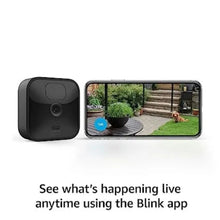 Load image into Gallery viewer, O Blink Outdoor é uma câmera de segurança HD sem fios alimentada por bateria que ajuda a monitorar de dia e de noite devido a sua visão noturna infravermelhos.
