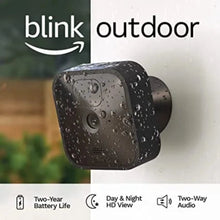 Carregar imagem no visualizador da galeria, O Blink Outdoor é uma câmera de segurança HD sem fios alimentada por bateria que ajuda a monitorar de dia e de noite devido a sua visão noturna infravermelhos.
