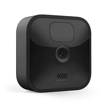 Load image into Gallery viewer, O Blink Outdoor é uma câmera de segurança HD sem fios alimentada por bateria que ajuda a monitorar de dia e de noite devido a sua visão noturna infravermelhos.

