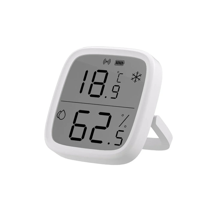 O Sonoff SNZB-02D é um sensor inteligente com ecrã LCD que permite visualizar a temperatura e a humidade em tempo real. Funciona sem fios (utiliza uma pilha) e comunica os dados através do protocolo Zigbee 3.0