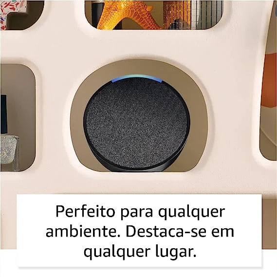 A Echo Pop é uma coluna inteligente controlada por voz com a assistente virtual Alexa, que é compatível com lâmpadas, fechaduras, sensores, tomadas e interruptores inteligentes.