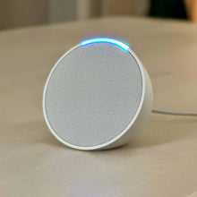 Cargar imagen en el visor de la galería, A Echo Pop é uma coluna inteligente controlada por voz com a assistente virtual Alexa compatível com lâmpadas, fechaduras, sensores, tomadas e interruptores inteligentes.
