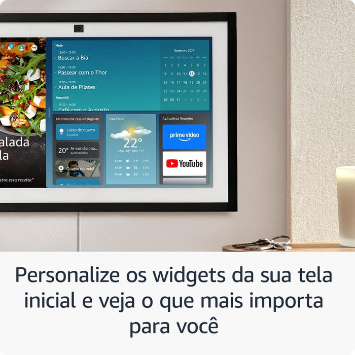 Controla lâmpadas, interruptores, tomadas, entre outros com a Echo Show 21, ecrã de 21". Faz videochamadas e vê conteúdos multimédia, como filmes e séries.