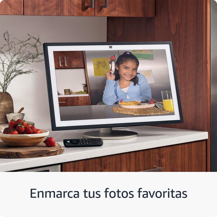 Controla lâmpadas, interruptores, tomadas, entre outros com a Echo Show 21, ecrã de 21". Faz videochamadas e vê conteúdos multimédia, como filmes e séries.