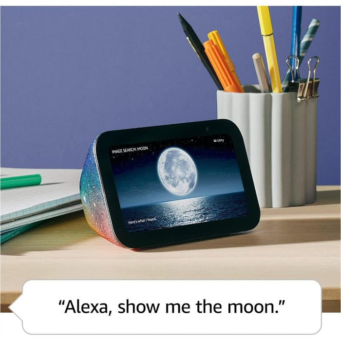A Amazon Alexa Echo Show 5 Kids 3ª Geração é uma assistente virtual Alexa com ecrã de 5.5", que através de comandos de voz permite controlar lâmpadas, fechaduras, sensores e tomadas inteligentes.