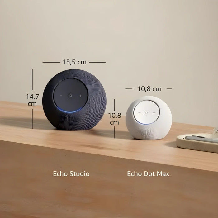 O Echo Studio é um altifalante inteligente projetado para oferecer áudio poderoso e envolvente, adaptando-se automaticamente ao ambiente para uma experiência sonora otimizada.