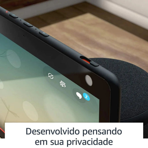 A Echo Show 10 é uma assistente virtual (Alexa) com ecrã de 10.1", que através de comandos de voz permite controlar lâmpadas, fechaduras, sensores e tomadas inteligentes.